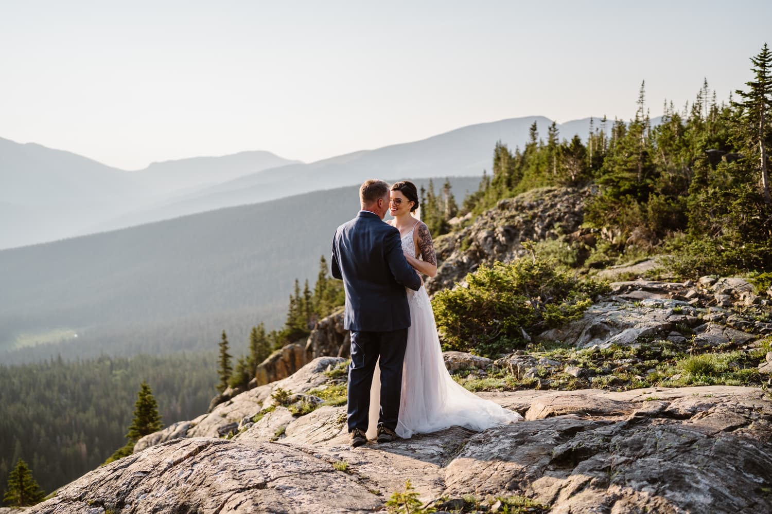 Bride and groom surrounded by the mountains of Colorado.